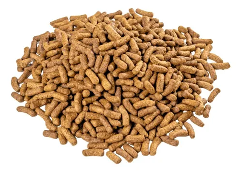 Um monte de ração 100% extrusada para roedores em um fundo branco. Os peletes são todos idênticos, de cor marrom, ilustrando a solução para a alimentação seletiva.